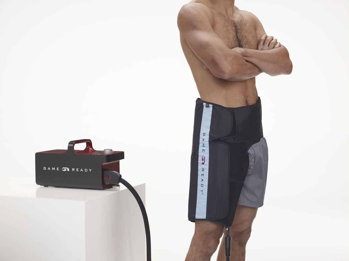 Dispositivo Game Ready applicato sull'anca e inguine per terapia del freddo e compressione

