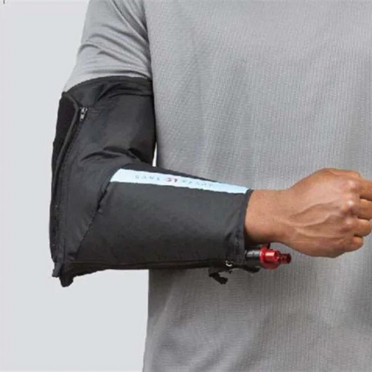Fascia Game Ready applicata al gomito di un uomo, pronta per la crioterapia e compressione