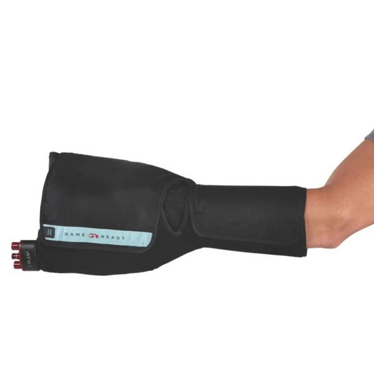 Dispositivo Game Ready applicato su mano e polso per crioterapia e compressione localizzata