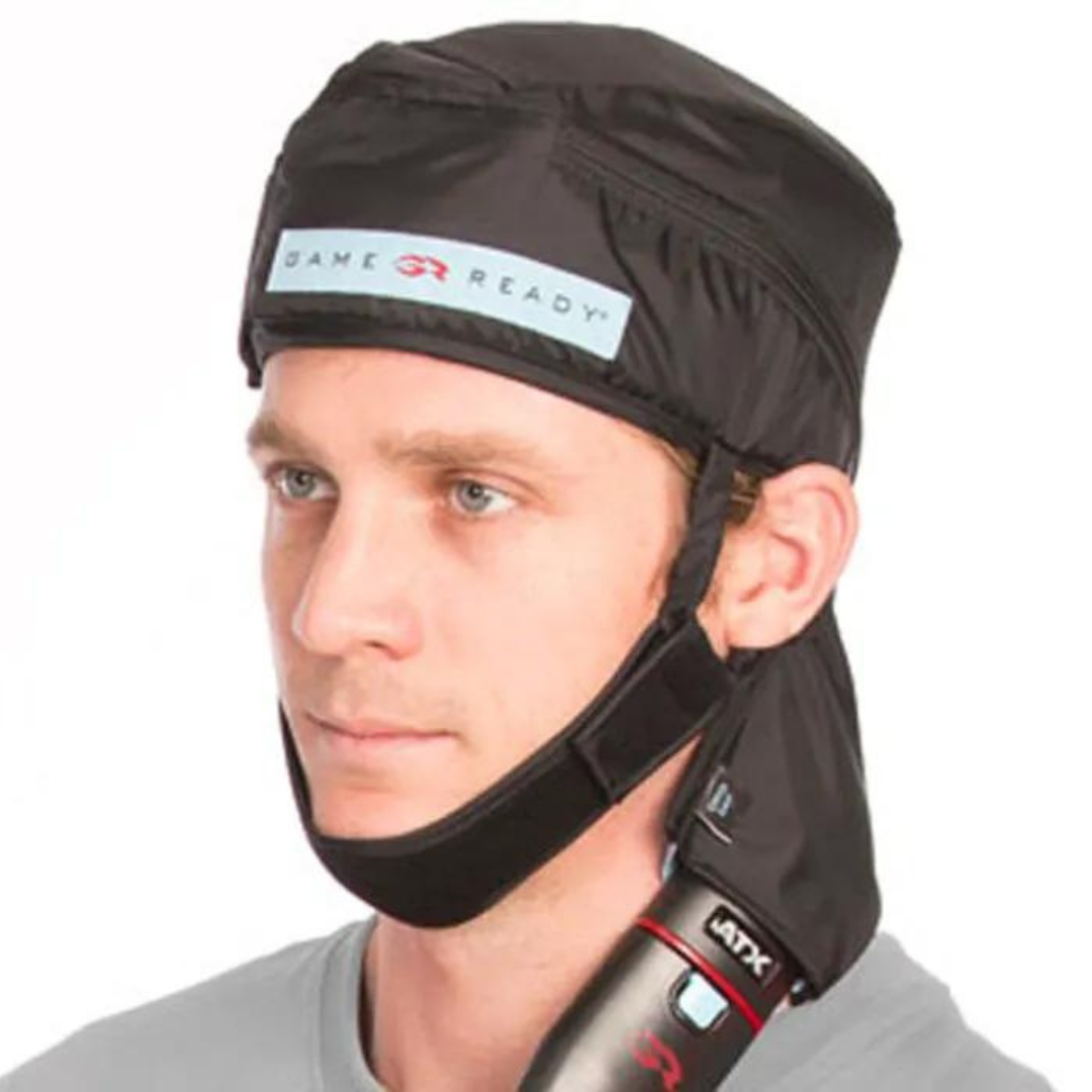 Dispositivo Game Ready applicato alla testa per terapia del freddo e compressione post-trauma cranico o ATM (articolazione temporo-mandibolare)
